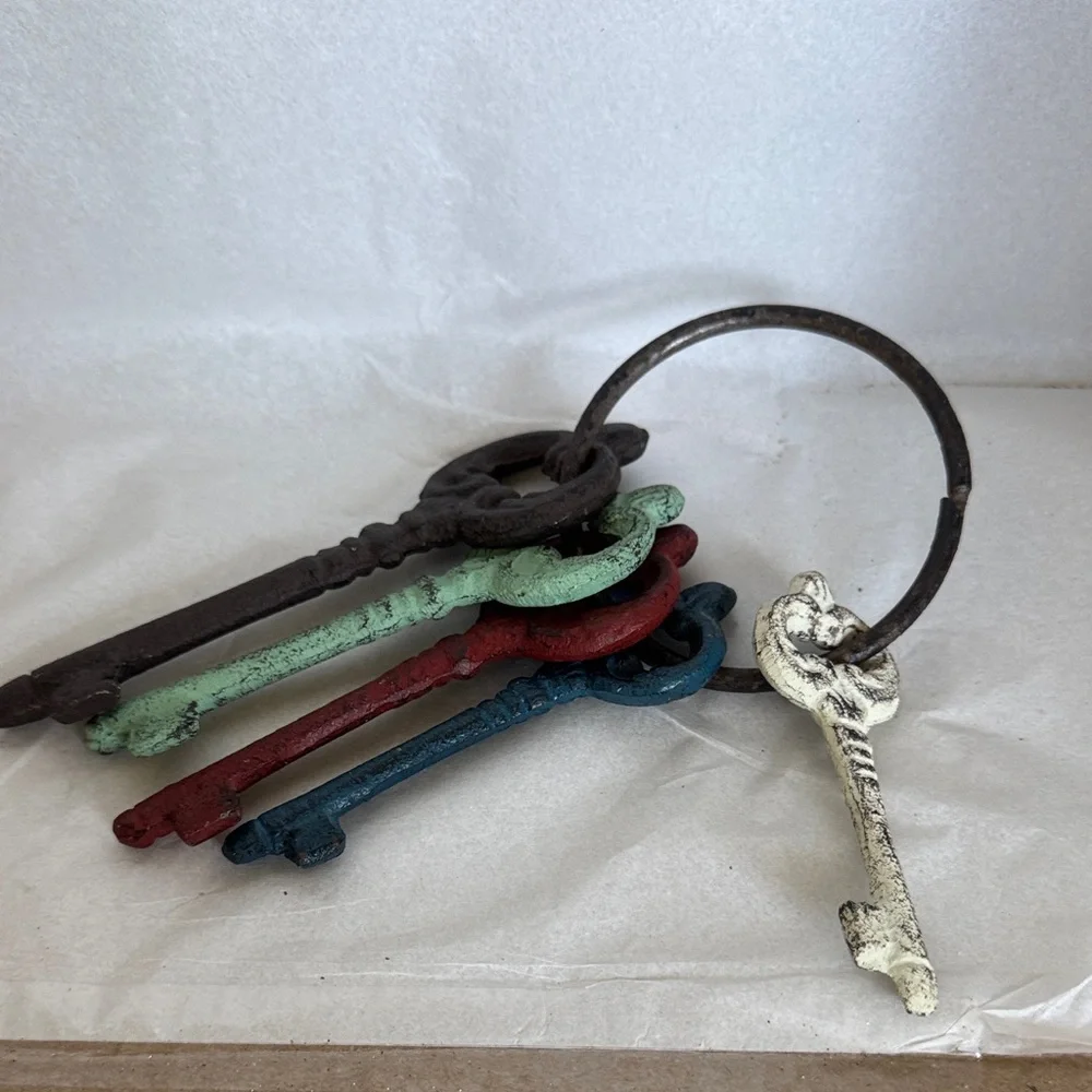Decorative Vintage-Style Cast Iron Keys Wall Hanging - Multicolor